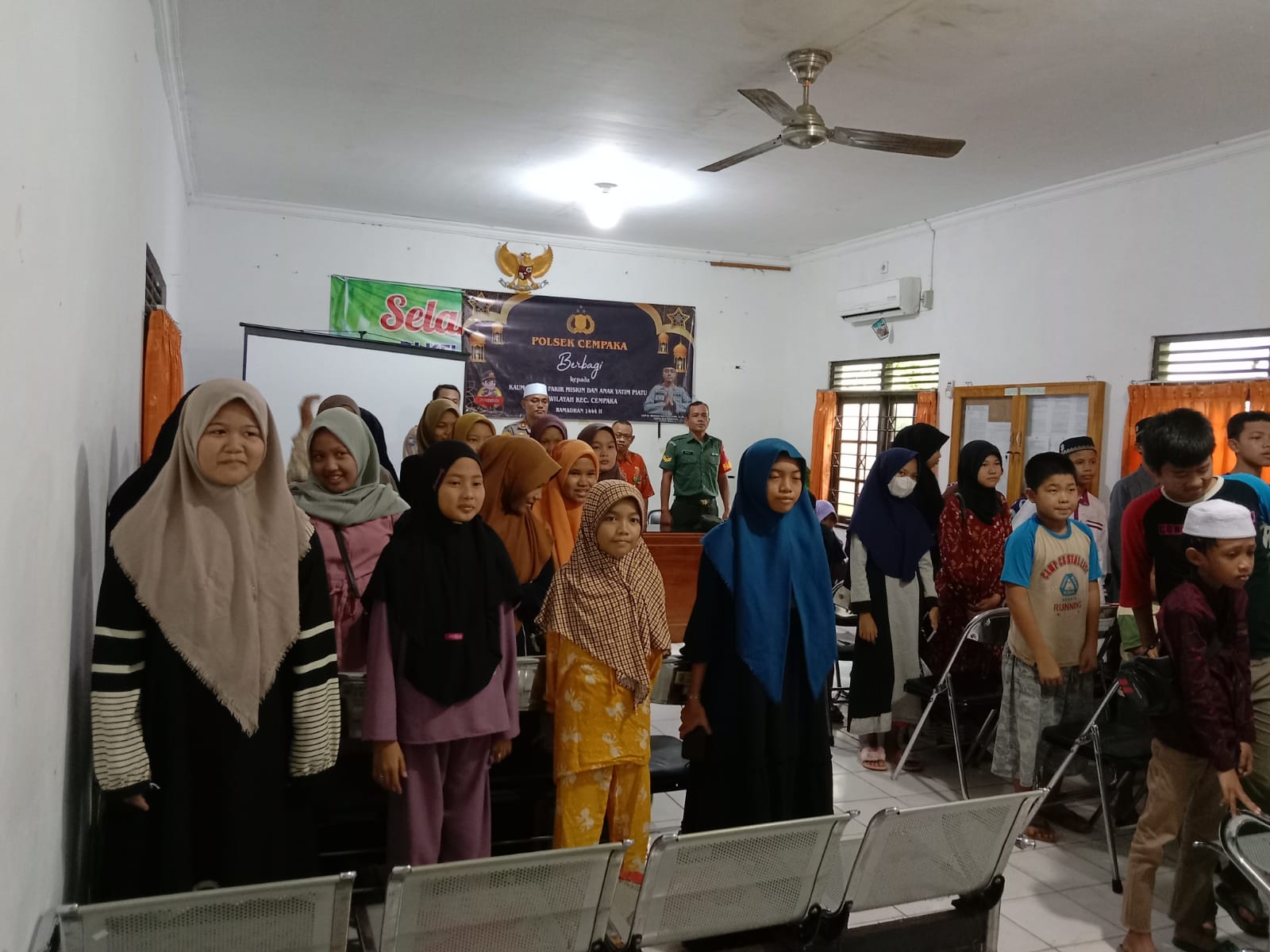 POLSEK CEMPAKA BERBAGI DENGAN ANAK YATIM/PIATU DI KELURAHAN BANGKAL