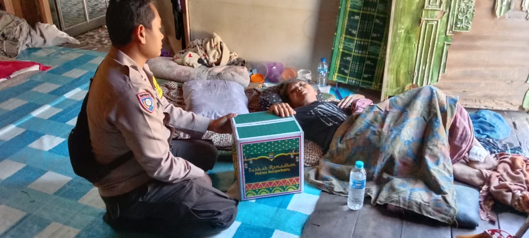 Bhabinkamtibmas Kelurahan Bangkal Serahkan Paket Dari Polres Banjarbaru Kepada Warga