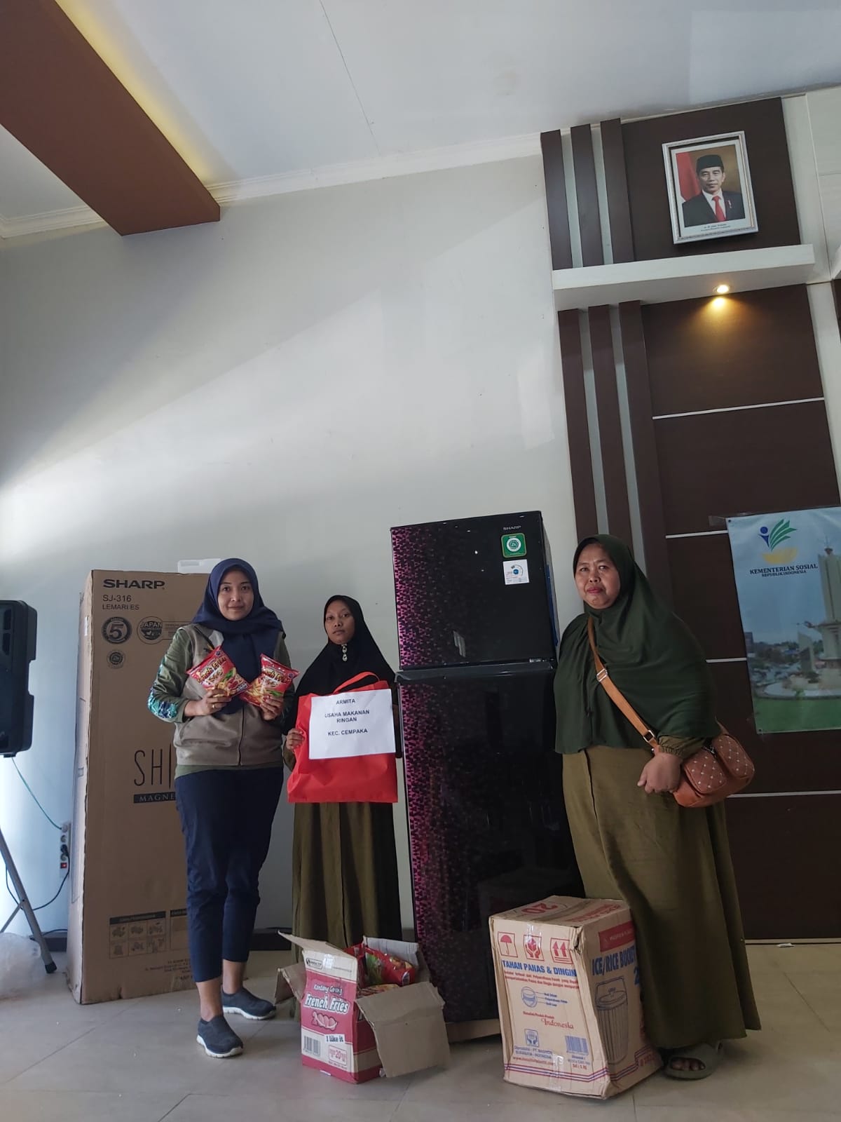 BANTUAN ATENSI DAN ALAT BANTU BAGI PENYANDANG DISABILITAS, ARMITA WARGA BANGKAL DAPAT KULKAS