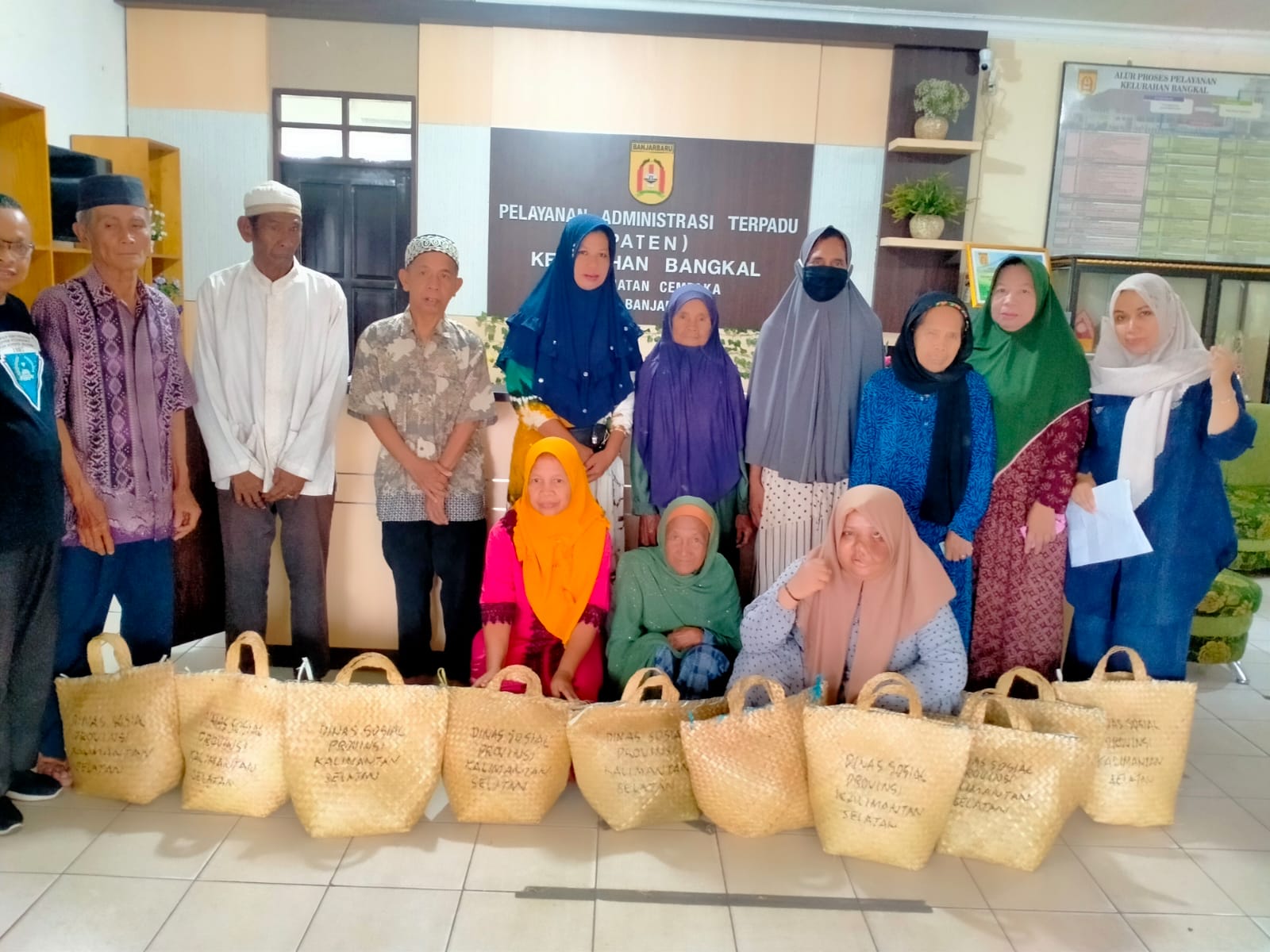 BANTUAN SEMBAKO RAMADHAN DAN HKG PKK, SEBANYAK 45 PAKET DIBAGIKAN UNTUK LANSIA DI KELURAHAN BANGKAL