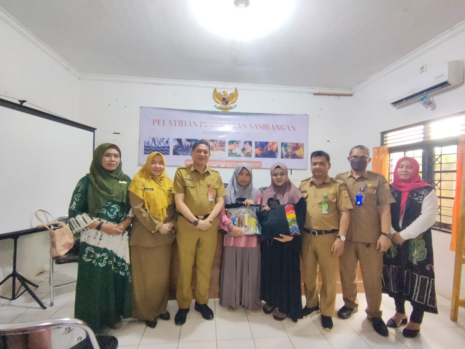 PELATIHAN PEMBUATAN SASIRANGAN KONTEMPORER DAN SASIRANGAN BORDIR DI KELURAHAN BANGKAL