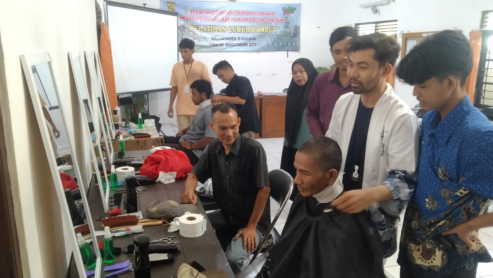 PELATIHAN CUKUR RAMBUT DI KELURAHAN BANGKAL